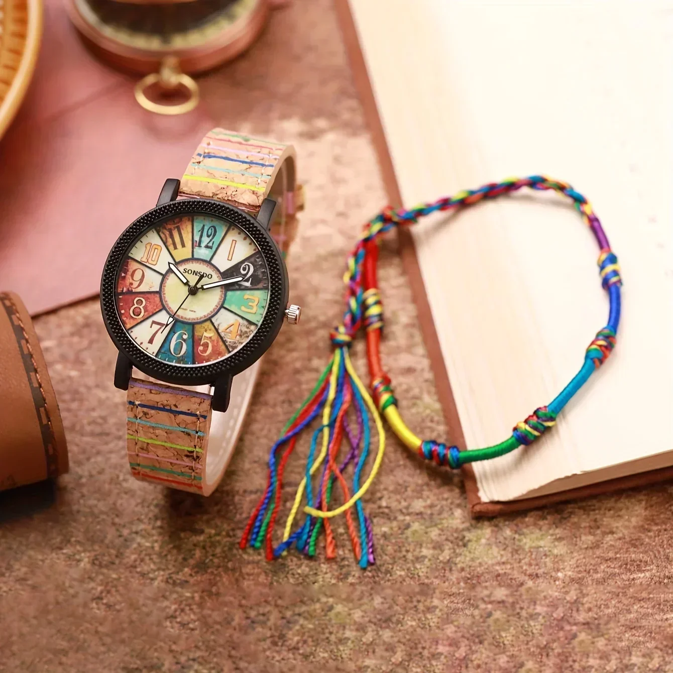 Ethnic Modern Fashion - エスニック調のレディースクォーツ腕時計。カラフルなコルクストラップと、それに合わせたレインボータッセルブレスレットのセット。学生向けのカジュアルなアクセサリー。
